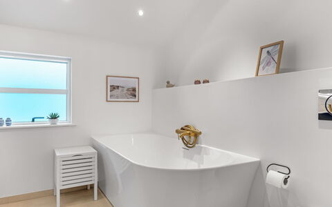 Algut - 80M from the Sea: Badekar, Indretning, Gulvbelægning, Sanitærarmatur, Etage, Loft, Badeværelse, Hjem, Belysning, Vvs