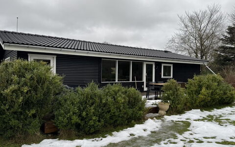 Severine - 1Km to the Fjord: Hus, Tag, Hjem, Sidespor, Sommerhus, Dør, Gård, Stuehus, Skydevindue, Lawn