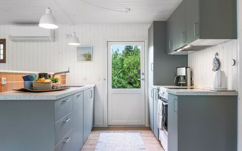 Severine - 1Km to the Fjord: Køkken, Gulvbelægning, Træ, Køkken Apparat, Større Bandage, Countertop, Indretning, Etage, Cabinetry, Møbel