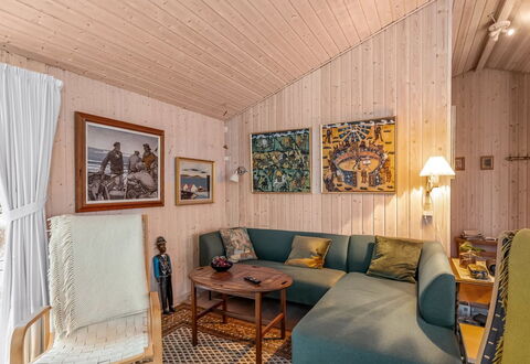 Gebko - 750M from the Sea: Møbel, Indretning, Gulvbelægning, Træ, Etage, Couch, Loft, Værelse, Stue, Belysning