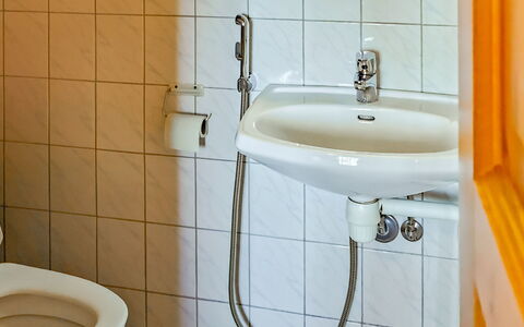 Sinikello: Badeværelse, Badeværelsesvask, Sanitærarmatur, Håndvask, Tap, Vvs, Indretning, Gulvbelægning, Etage, Toilet