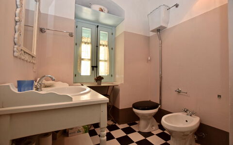 Villa Fontanazza: Sanitærarmatur, Badeværelsesvask, Gulvbelægning, Etage, Indretning, Håndvask, Badeværelse, Toiletbræt, Loft, Vvs