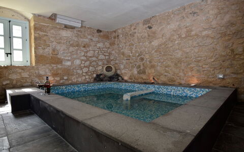 Villa Fontanazza: Badekar, Gulvbelægning, Svømmepøl, Sanitærarmatur, Etage, Kompositmateriale, Jacuzzi, Flise, Udvej