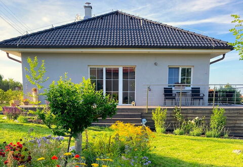 Svatá: Hus, Tag, Hjem, Boligområde, Sommerhus, Land Lot, Estate, Have, Stuehus, Sidespor