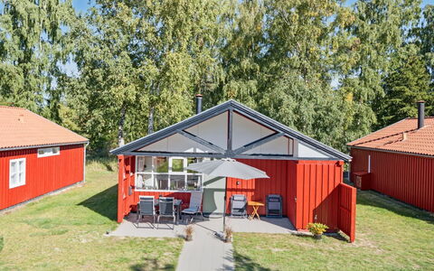 Eivi - 200M from the Sea: Hjem, Sommerhus, Skygge, Skur, Gård, Garden Bygninger, Lawn, Sidespor, Backyard, Bjælkehytte