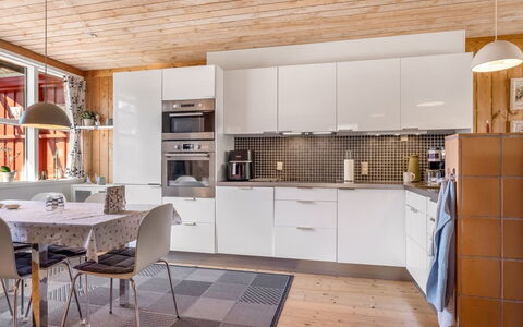 Eivi - 200M from the Sea: Køkken, Køkken Apparat, Countertop, Møbel, Indretning, Gulvbelægning, Cabinetry, Større Bandage, Træ, Loft