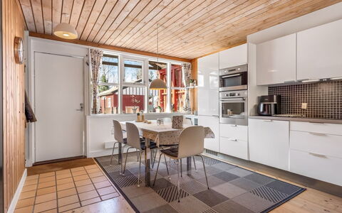 Eivi - 200M from the Sea: Gulvbelægning, Indretning, Møbel, Køkken, Træ, Etage, Loft, Countertop, Trægulve, Lysarmatur