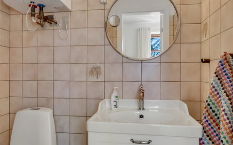 Fausta - 2Km from the Sea: Badeværelse, Indretning, Badeværelsesvask, Væg, Gulvbelægning, Sanitærarmatur, Etage, Håndvask, Tap, Spejl
