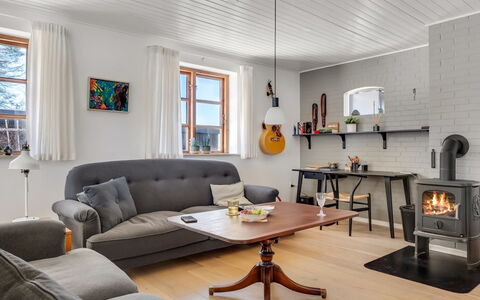 Fausta - 2Km from the Sea: Møbel, Indretning, Gulvbelægning, Væg, Træ, Etage, Stue, Couch, Værelse, Belysning
