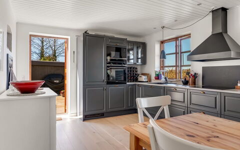 Fausta - 2Km from the Sea: Køkken, Gulvbelægning, Indretning, Køkken Apparat, Træ, Cabinetry, Møbel, Loft, Countertop, Etage