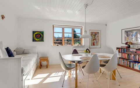 Fausta - 2Km from the Sea: Møbel, Indretning, Gulvbelægning, Etage, Væg, Træ, Loft, Couch, Bord, Stue