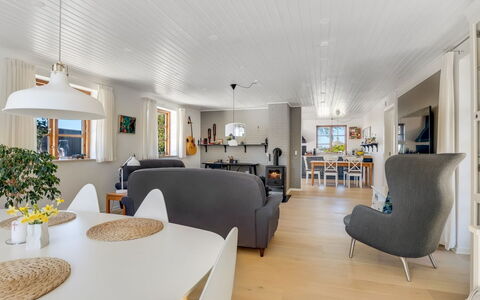 Fausta - 2Km from the Sea: Indretning, Møbel, Gulvbelægning, Træ, Loft, Etage, Couch, Stue, Hjem, Værelse