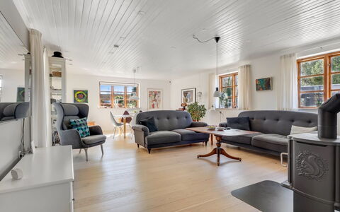 Fausta - 2Km from the Sea: Møbel, Couch, Indretning, Træ, Stue, Gulvbelægning, Loft, Etage, Hjem, Trægulve