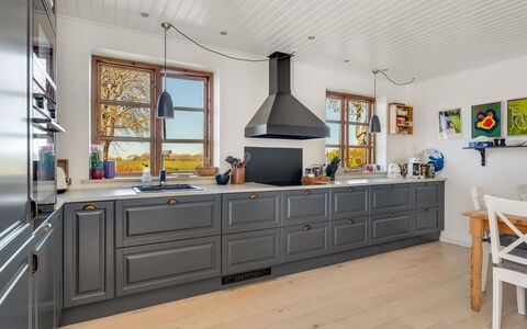 Fausta - 2Km from the Sea: Træ, Gulvbelægning, Køkken, Indretning, Cabinetry, Etage, Køkken Apparat, Møbel, Countertop, Større Bandage