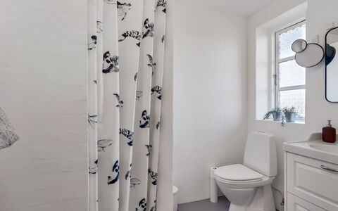 Fausta - 2Km from the Sea: Badeværelse, Indretning, Badeforhæng, Sanitærarmatur, Gardin, Vvs, Toilet, Badekar, Håndklæde