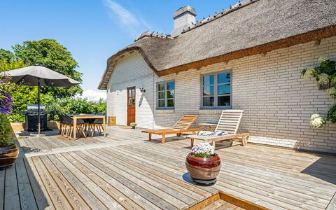 Fausta - 2Km from the Sea: Møbel, Træ, Indretning, Gulvbelægning, Etage, Stol, Værelse, Loft, Stue, Lejlighed