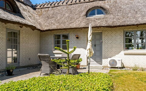 Fausta - 2Km from the Sea: Møbel, Træ, Indretning, Gulvbelægning, Etage, Stol, Værelse, Loft, Stue, Lejlighed