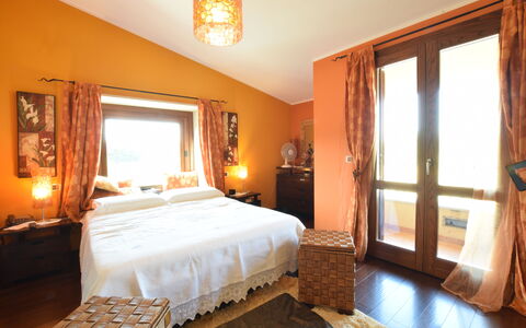 Villa Ina: Møbel, Indretning, Seng, Soveværelse, Væg, Værelse, Etage, Træ, Loft, Sengetøj