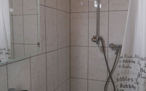 Apartment Goldey: Badeværelse, Badeværelsesvask, Sanitærarmatur, Gulvbelægning, Håndvask, Indretning, Etage, Tap, Vvs, Værelse