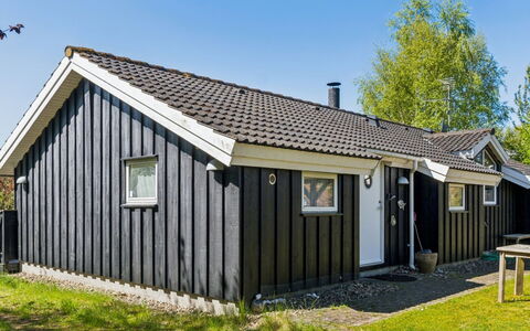 Euphemia - 200M from the Sea: Møbel, Træ, Indretning, Gulvbelægning, Etage, Stol, Værelse, Loft, Stue, Lejlighed