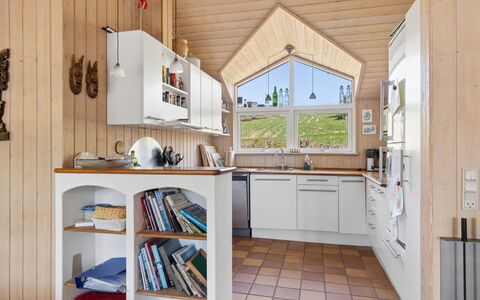 Euphemia - 200M from the Sea: Indretning, Træ, Køkken, Møbel, Gulvbelægning, Loft, Hjem, Cabinetry, Etage, Countertop