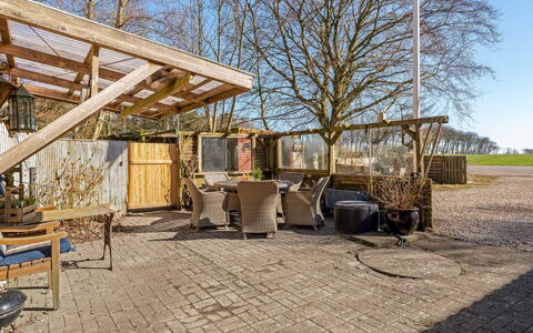 Farah - 2Km to the Fjord: Træ, Skygge, Udendørs Struktur, Have, Backyard, Gård, Hårdttræ, Udendørs Møbler, Landscaping, Flise