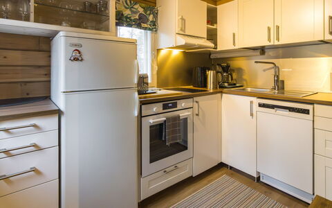 Lystikämän Helmi: Køkken, Køkken Apparat, Countertop, Større Bandage, Gulvbelægning, Indretning, Træ, Cabinetry, Etage, Møbel