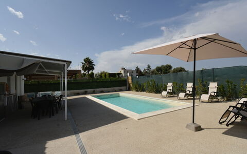 Villa Cosentini: Svømmepøl, Paraply, Udendørs Møbler, Udvej, Kompositmateriale, Skygge, Stol, Liggestol, Eco Hotel, Fritid