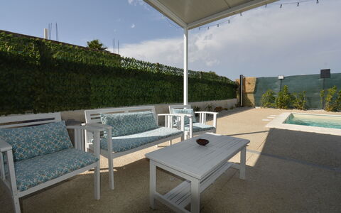 Villa Cosentini: Møbel, Udendørs Møbler, Stol, Bord, Etage, Gulvbelægning, Svømmepøl, Udendørs Bord, Kompositmateriale, Skygge