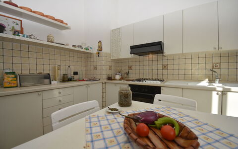 Villa del Monte: Gulvbelægning, Indretning, Møbel, Etage, Køkken, Countertop, Loft, Belysning, Værelse, Cabinetry