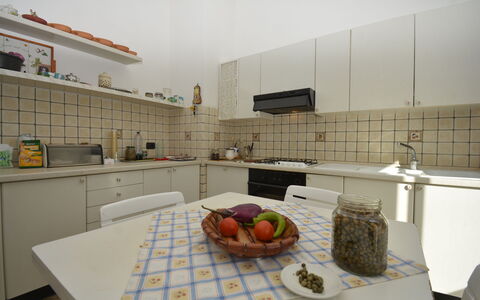 Villa del Monte: Gulvbelægning, Indretning, Møbel, Køkken, Countertop, Loft, Etage, Køkken Apparat, Værelse, Belysning