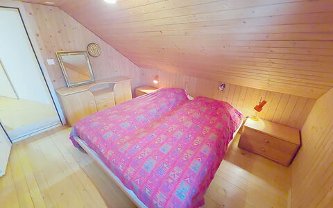 Rüttimätteli: Træ, Soveværelse, Etage, Gulvbelægning, Seng, Indretning, Værelse, Loft, Trægulve, Sengetøj
