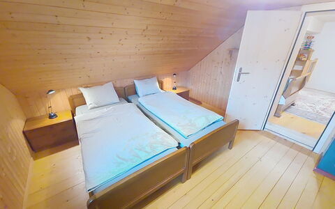 Rüttimätteli: Soveværelse, Etage, Gulvbelægning, Træ, Seng, Indretning, Trægulve, Værelse, Sengetøj, Sengetøj