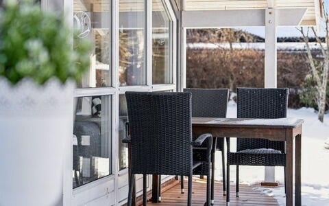Elenor - 1.3Km from the Sea: Træ, Møbel, Gulvbelægning, Indretning, Etage, Stol, Udendørs Møbler, Veranda, Blomsterkrukke, Dæk