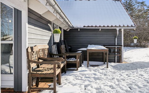 Elenor - 1.3Km from the Sea: Træ, Veranda, Møbel, Udendørs Møbler, Hjem, Sommerhus, Vinter, Skygge, Fryser, Sidespor
