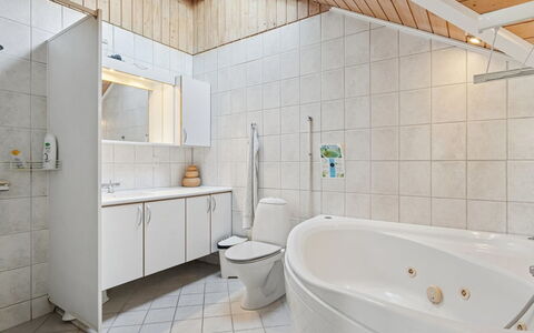Elenor - 1.3Km from the Sea: Møbel, Udendørs Møbler, Bordservice, Bord, Drinkware, Stol, Udendørs Bord, Mad, Flaske