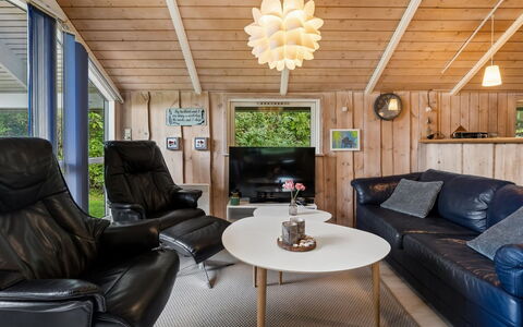 Elenor - 1.3Km from the Sea: Indretning, Møbel, Træ, Loft, Couch, Stue, Lysarmatur, Værelse, Gulvbelægning, Belysning