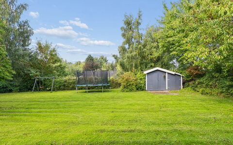 Elenor - 1.3Km from the Sea: Græs, Busk, Have, Land Lot, Lawn, Bunddække, Skygge, Backyard, Garden Bygninger