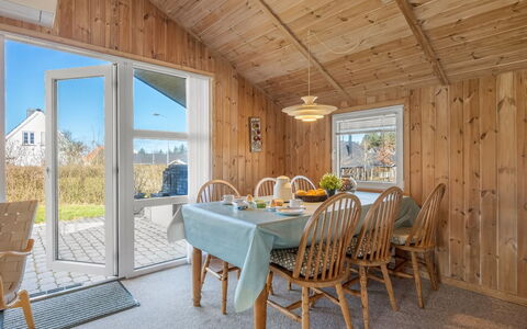 Heika - 6.8Km from the Sea: Møbel, Træ, Indretning, Gulvbelægning, Etage, Stol, Værelse, Loft, Stue, Lejlighed