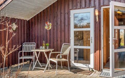Heika - 6.8Km from the Sea: Møbel, Træ, Indretning, Gulvbelægning, Etage, Stol, Værelse, Loft, Stue, Lejlighed