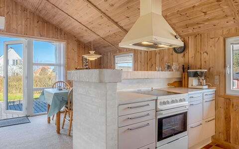 Heika - 6.8Km from the Sea: Køkken, Træ, Loft, Countertop, Gulvbelægning, Køkken Apparat, Indretning, Møbel, Cabinetry, Større Bandage