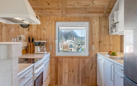 Heika - 6.8Km from the Sea: Køkken, Countertop, Køkken Apparat, Træ, Større Bandage, Loft, Gulvbelægning, Indretning, Cabinetry, Køkkenvask