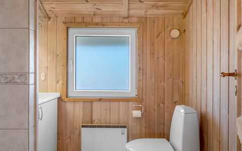 Heika - 6.8Km from the Sea: Gulvbelægning, Træ, Etage, Sanitærarmatur, Indretning, Toiletbræt, Toilet, Badeværelse, Værelse, Loft