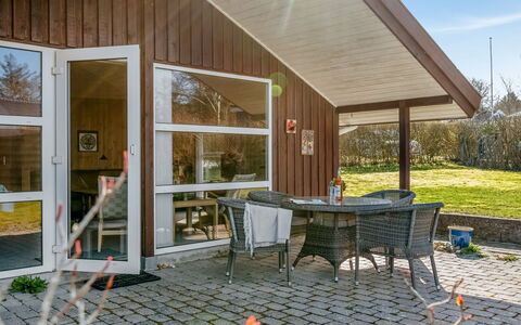 Heika - 6.8Km from the Sea: Sommerhus, Hus, Dør, Hjem, Veranda, Sidespor, Hårdttræ, Garden Bygninger, Estate, Gård