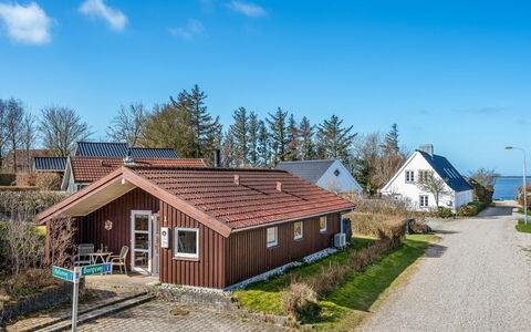 Heika - 6.8Km from the Sea: Møbel, Træ, Indretning, Gulvbelægning, Etage, Stol, Værelse, Loft, Stue, Lejlighed