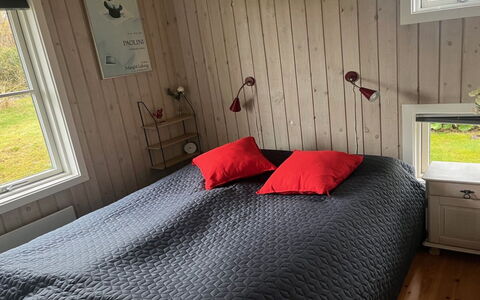 Hava - 250M from the Sea: Træ, Soveværelse, Gulvbelægning, Etage, Sengetøj, Sengetøj, Møbel, Seng, Indretning, Sengetøj