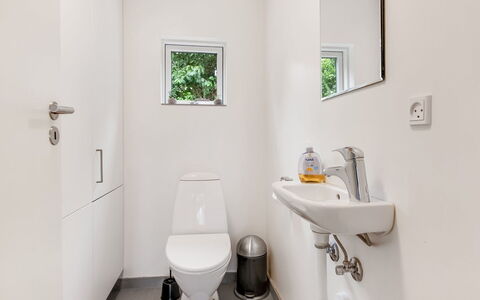 Hava - 250M from the Sea: Toiletbræt, Toilet, Sanitærarmatur, Badeværelse, Gulvbelægning, Etage, Indretning, Vvs, Hjem, Tap