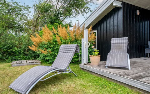Hava - 250M from the Sea: Træ, Udendørs Møbler, Busk, Møbel, Have, Skygge, Dæk, Stol, Hårdttræ, Backyard
