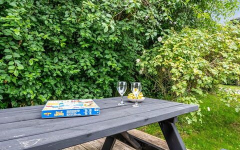 Hava - 250M from the Sea: Møbel, Udendørs Møbler, Bord, Udendørs Bord, Busk, Udendørs Bench, Picnic Bord, Skygge, Have, Sollys