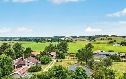 Hava - 250M from the Sea: Grøn, Græs, Træ, Landskab, Hus, Landdistrikt, Boligområde, Almindeligt, Hjem